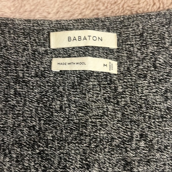 Aritzia Babaton wool and linen blend soft knit v-neck sweater - Picture 2 of 7